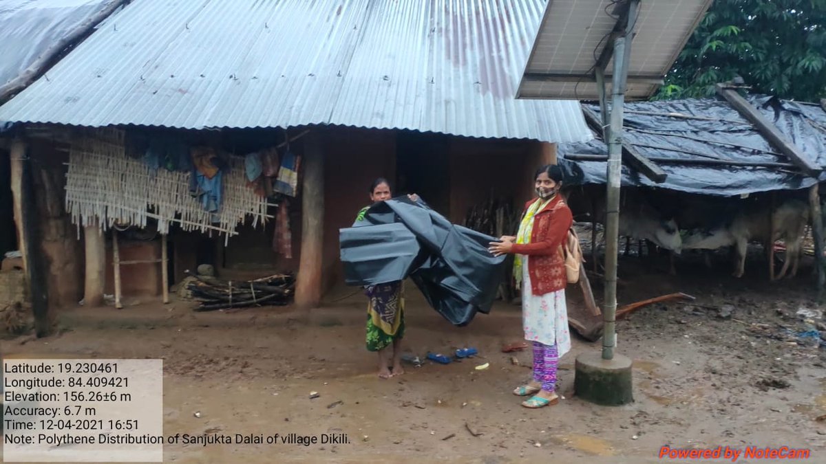 Tdrdigapahandi's tweet photo. As per instruction of the @Ganjam_Admin Tahasildar Digapahandi &amp; their team visited to observe the situation of heavy rainfall effected area and distribute polythene to the effected families of "Dakili " village under digapahandi Tahasil. https://t.co/3TppC07UUZ