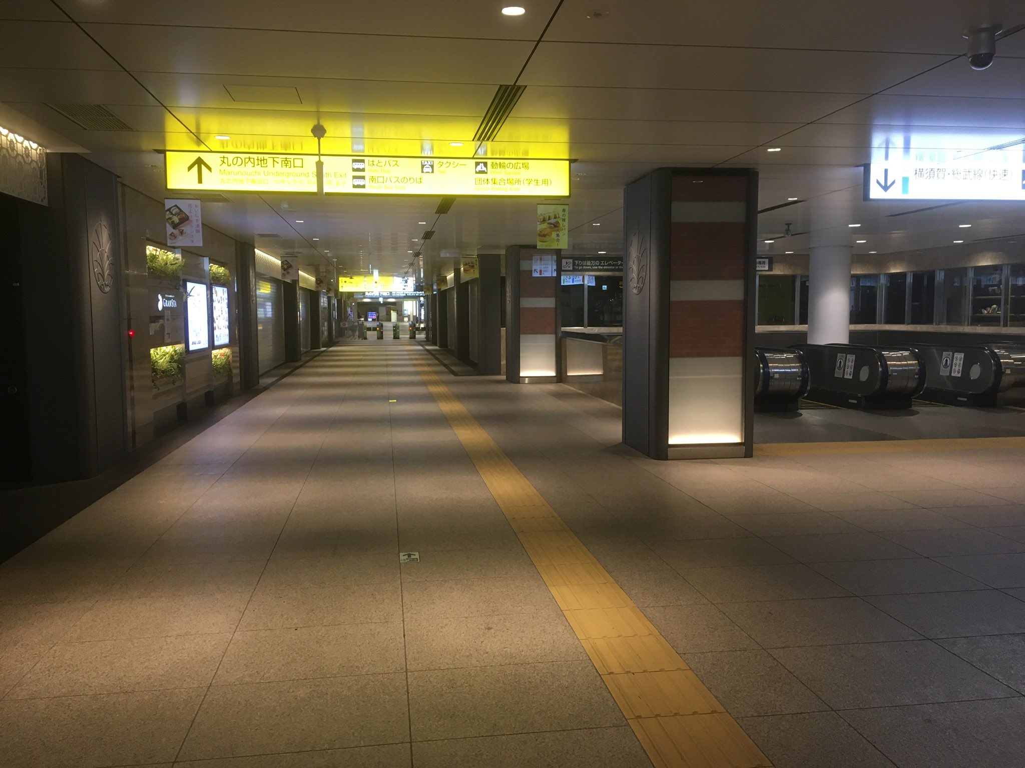 みなみ 今後一生見ることないかもしれない 年春 誰もいない夕暮れ時の浅草寺 T Co Byztbemi2t Twitter