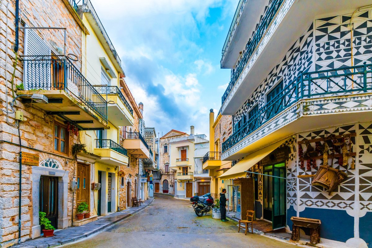 tabirabbi's tweet photo. 【#ピルギ の風景】 #ギリシャ🇬🇷
ギリシャ東部、トルコ付近に位置するキオス島の村。人口1000名ほどの小さな村ではありますが、”クシスタ”という独特の装飾がされた建物は世界でここだけ。観光客に大人気の村です。
#旅らび #tabirabbi #travel #trip #海外旅行 #Pirgi #Greece https://t.co/3DkcR01mhS