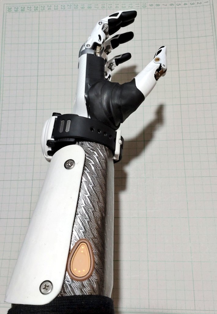 883COBRA's tweet photo. 本日、無事に筋電義手の納品受け取ってきました(*´∀`*)
帰宅後、色味を合わせてゲットしてたモノクロ配色のジェイソンとパチリ☆
妻にはストームトルーパー呼ばわりで
ルークにはなれませんでした(笑)
とりあえず普段使い用のGに戻して日常生活で練習開始ですw
#筋電義手
#GSHOCK
#GSHOCKER
#CASIO https://t.co/TCYn0Bzf1K
