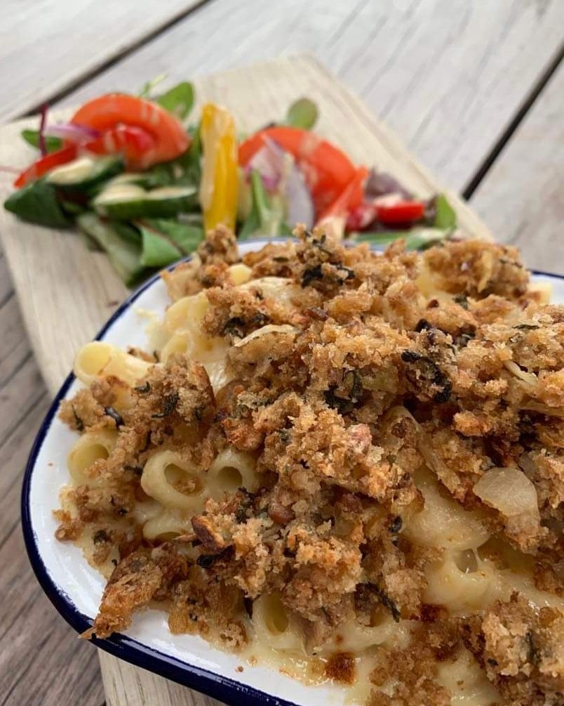 WatchHouseCafe's tweet image. Who hides in the bakery at Christmas?. 
A mince spy😆.... 
Okay that joke was a bit corny but what isn't is our new Mac and Cheese dish. Come on down and try for yourself. 
#Joke #Christmas #Cheese #Food #Crackers #West bay