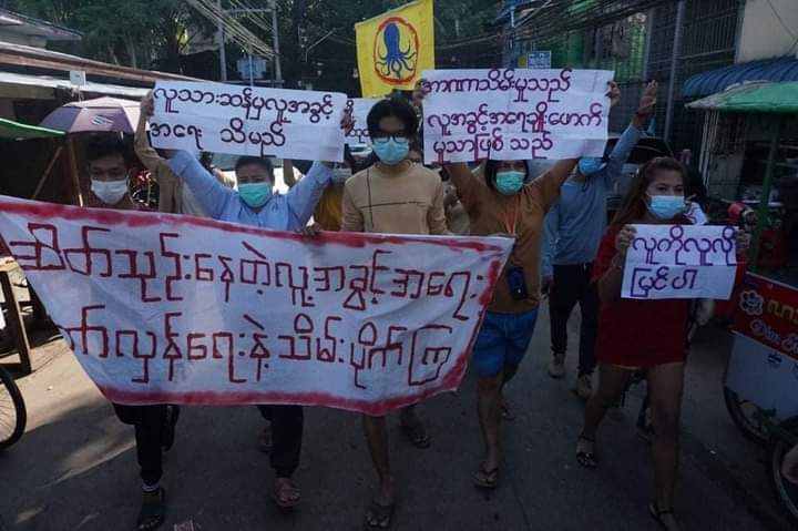 Despite the military cracked down a rally in Yangon this morning, students and activists protested against the terrorists in somewhere of Yangon, urging the people not to be cold-blooded in Revolution.

#HelpMyanmarIDPs #Dec5Coup
#WhatsHappeningInMyanmar