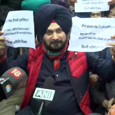 PargatSOfficial's tweet photo. पंजाब कांग��रेस के प्रधान @sherryontopp,दिल्ली के उन 22,000 #GuestTeachers को मिलने पहुँचे हैं, जिनको @ArvindKejriwal जी ने 7 साल पहले पक्का करने की गारंटी दी थी,और आज तक पक्का नहीं किया।
पंजाब में गारंटीया देने वाले,दिल्ली मे 7-7 साल पहले दी हुई गारंटीयां भी पूरी नहीं कर पाए हैं। https://t.co/MVu0aaNfwq