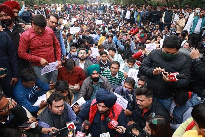 PargatSOfficial's tweet photo. पंजाब कांग��रेस के प्रधान @sherryontopp,दिल्ली के उन 22,000 #GuestTeachers को मिलने पहुँचे हैं, जिनको @ArvindKejriwal जी ने 7 साल पहले पक्का करने की गारंटी दी थी,और आज तक पक्का नहीं किया।
पंजाब में गारंटीया देने वाले,दिल्ली मे 7-7 साल पहले दी हुई गारंटीयां भी पूरी नहीं कर पाए हैं। https://t.co/MVu0aaNfwq