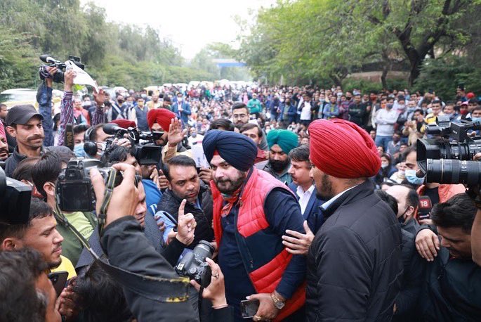 PargatSOfficial's tweet photo. पंजाब कांग��रेस के प्रधान @sherryontopp,दिल्ली के उन 22,000 #GuestTeachers को मिलने पहुँचे हैं, जिनको @ArvindKejriwal जी ने 7 साल पहले पक्का करने की गारंटी दी थी,और आज तक पक्का नहीं किया।
पंजाब में गारंटीया देने वाले,दिल्ली मे 7-7 साल पहले दी हुई गारंटीयां भी पूरी नहीं कर पाए हैं। https://t.co/MVu0aaNfwq