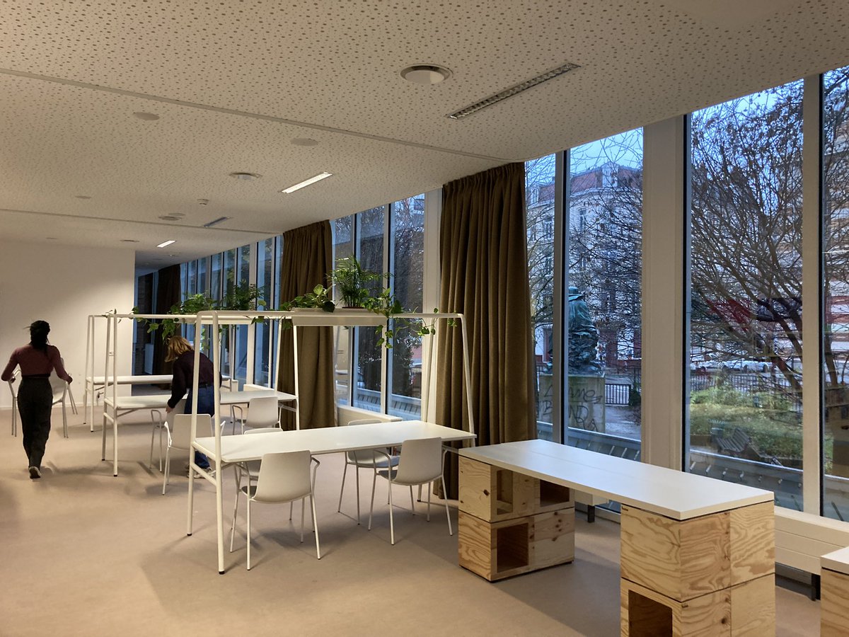 perrlemrr's tweet photo. Hier dans ces salles il y’avait un groupe de rock, un DJ Set, du stand up improvisé, un bar à champagne, des gens mangeant des petits fours et 209 personnes debout sur les tables … ce matin on remet les chaises et c’est reparti https://t.co/TaY301HLOv