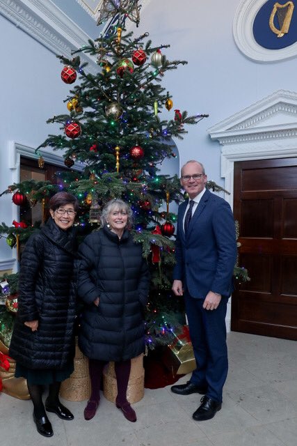 Professor Mitsuko Ohno receives her #PDSA Award 2020 from President Higgins; accompanied by Marie Heaney, she is congratulated by Minister Coveney. Omedetou gozaimasu once again! @PresidentIRL @simoncoveney @globalirish @dfatirl @MofaJapan_en @IASIL_Japan @mkitano22 @Lit_Ireland