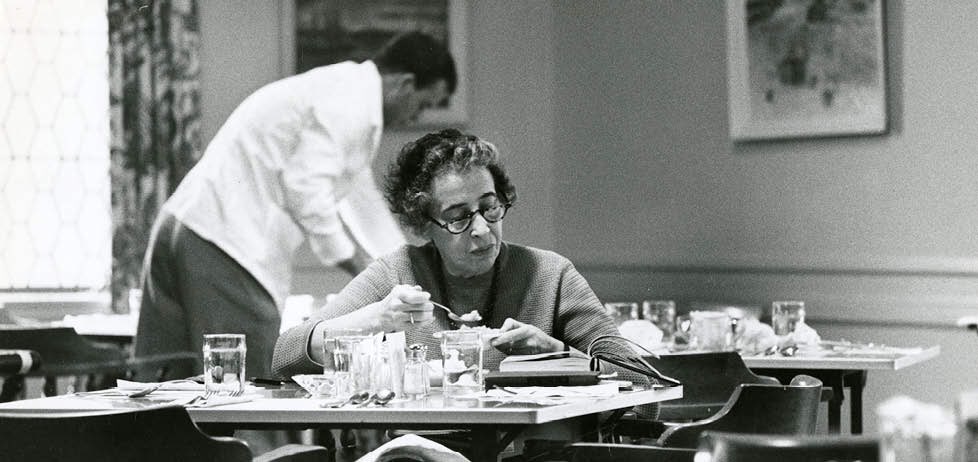 „Der wohl hervorstechendste und auch erschreckendste Aspekt der deutschen Realitätsflucht liegt in der Haltung, mit Tatsachen so umzugehen, als handele es sich um bloße Meinungen.“

Hannah Arendt