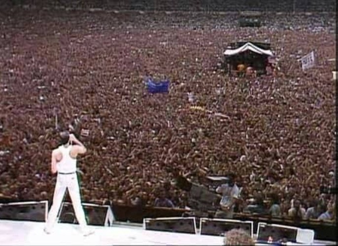 Меркьюри стадион. Группа Квин Уэмбли. Фредди Меркьюри концерт на стадионе Уэмбли 1985. Концерт Фредди Меркьюри на стадионе Уэмбли. 13 Июля 1985 концерт Live Aid.