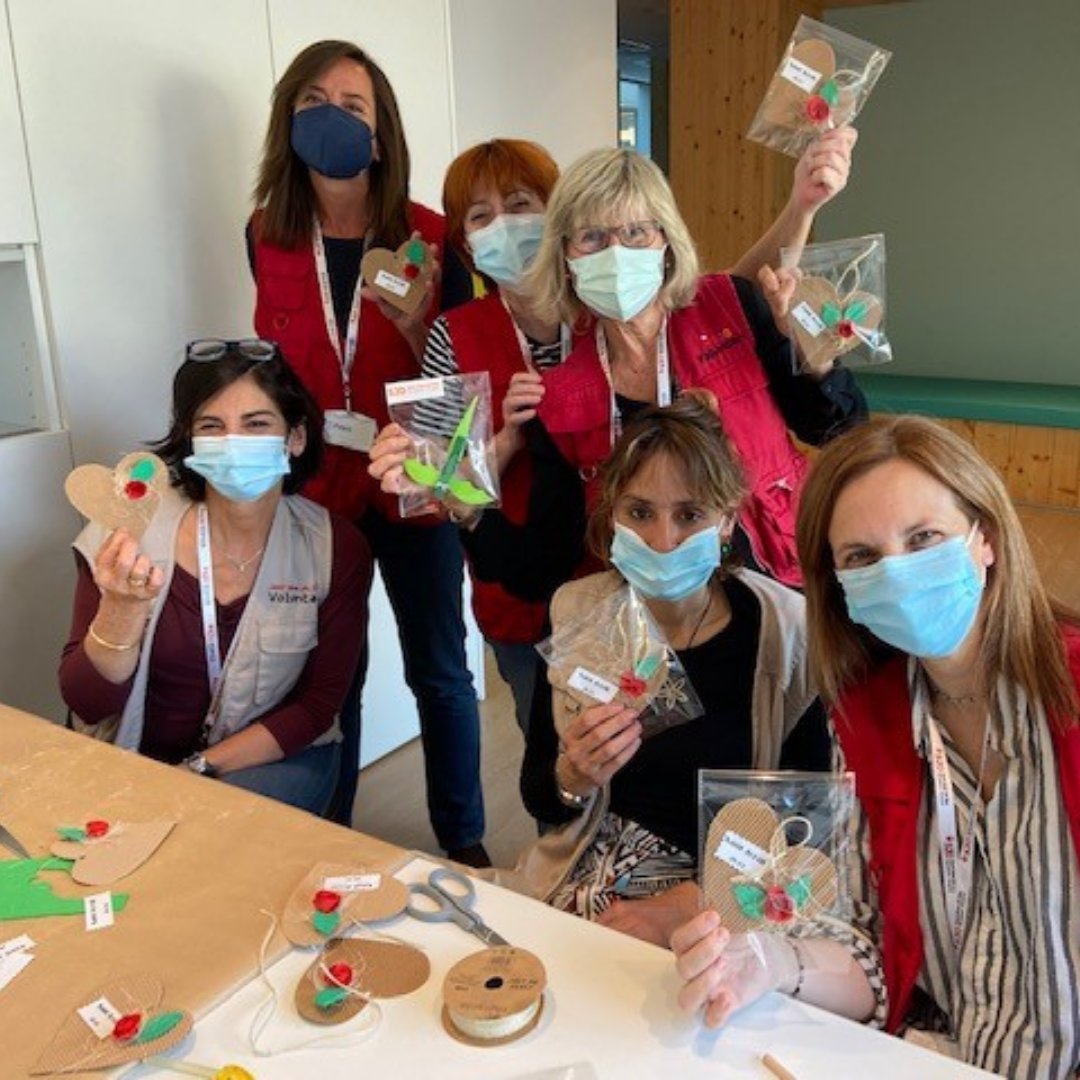 SJDbarcelona_es's tweet photo. Hoy #DíaInternacionaldelVoluntariado queremos hacer un reconocimiento de todo corazón 💓a todo el equipo de voluntariado de @SJDbarcelona_es.

 🥰 Gracias por vuestra generosidad y compromiso con los valores de la Orden Hospitalaria de San Juan de Dios. https://t.co/MO4tnI16nw