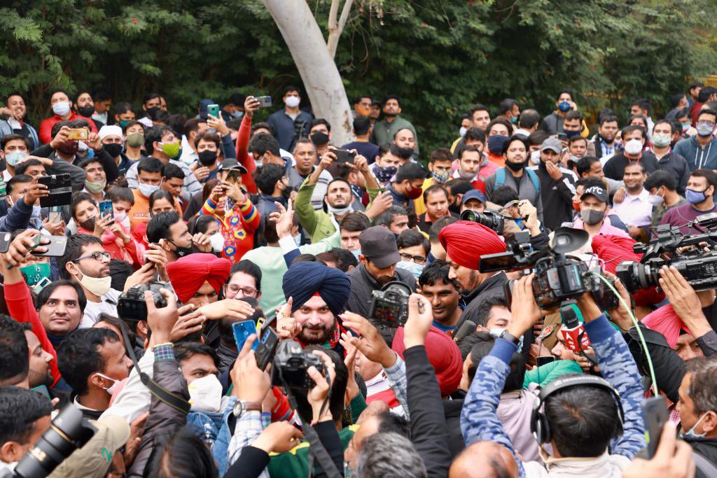 sherryontopp's tweet photo. An ounce of performance is worth a pound of preachment, practice what you preach @ArvindKejriwal Ji … Delhi School Teachers say they are treated as bonded labour & daily wagers, paid per day, no payment for holidays or weekends, No guarantee of contract, removed without notice ! https://t.co/W4NieQbaMF