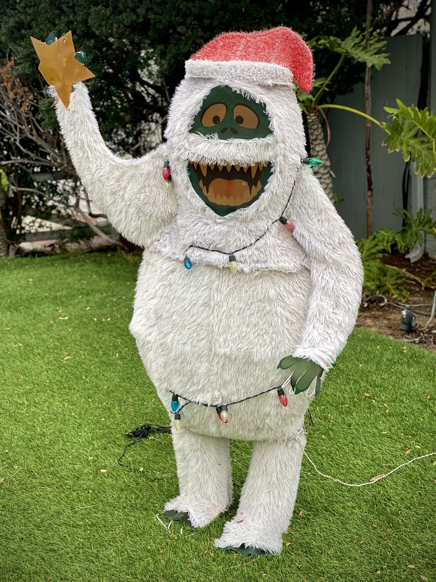 wompstompfilms's tweet photo. Not usually big on #Christmas decorations. Then I saw this...
#thebumble
#bumblesbounce https://t.co/LDtqgWlNHX