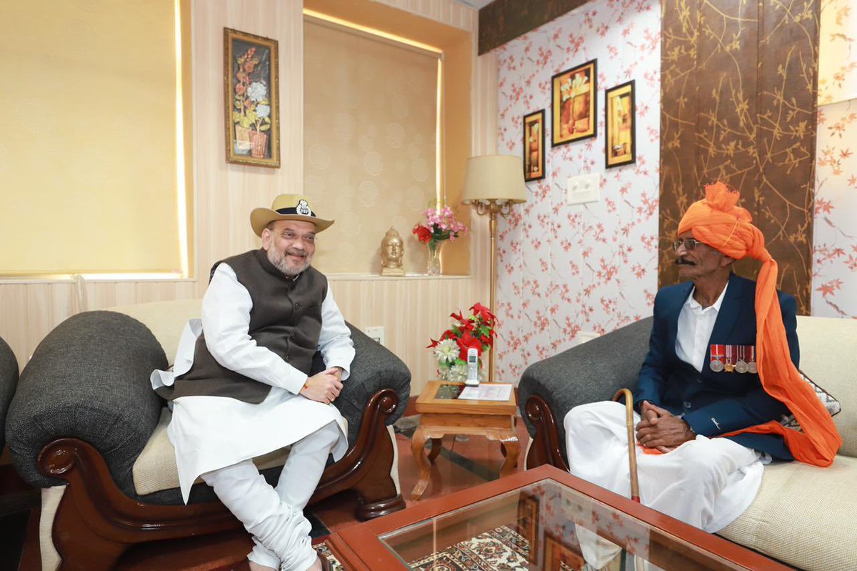 BSF_India's tweet photo. Hon'ble Union Home &amp; Cooperation Minister Shri Amit Shah met BSF war veteran Nk (Retd) Bhairon Singh Rathore, Sena Medal, hero of the historic battle at Longewala in 1971. 

His role was essayed by @SunielVShetty in the iconic movie #Border!

#JaiHind
#BSFRaisingDayParade2021 https://t.co/0pS2HGoQm6