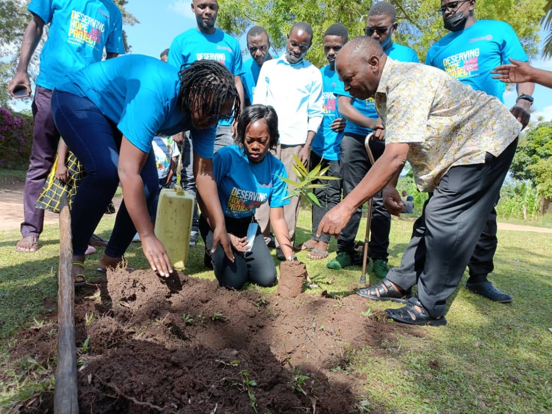 Momoteme1's tweet photo. Serve to Change Lives. Thank you friends of ⁦@Destadia⁩, the people of Lwankoni appreciate you.#deservinghope ⁦@georginaruth7⁩ https://t.co/MhDbMQtLHD