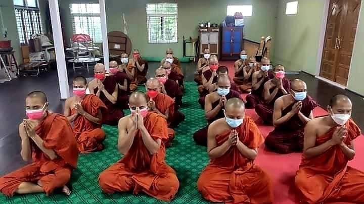 LeeDam_3's tweet photo. The monks of the Mandalay Sangha Union recited prayers for immediate relief from the suffering of Myanmar.
#HelpMyanmarIDPs
#Dec5Coup 
#WhatsHappeningInMyanmar https://t.co/BlUb7icQbc