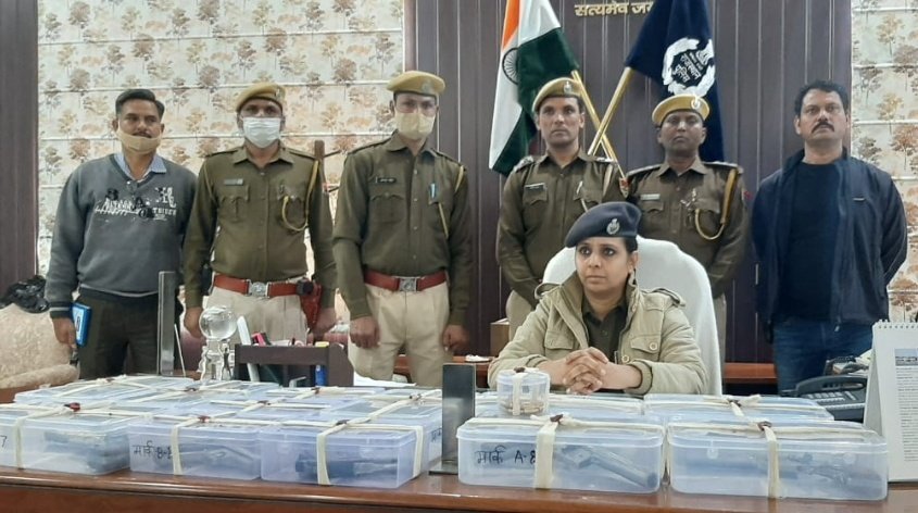 BhaskarNews2's tweet photo. @JhalawarPolice @AMITJAIH0
#झालावाड:अवैध हथियार तस्करी के खिलाफ पुलिस की बड़ी कार्यवाही, अवैध हथियारों का जखीरा बरामद,कुल 12 हथियार 4 पिस्टल 8 देसी कट्टे व 28 जिंदा कारतूस 1 मोटरसायकिल सहित 2 कुख्यात तस्कर गिरफ्तार,एसपी मोनिका सेन के निर्देशन में स्पेशल टीम ने की बड़ी कार्रवाई# https://t.co/vMcYXbXcXZ