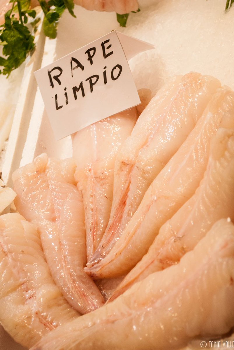 El rape, un delicioso pescado con alto valor proteico y bajo en grasas y que da mucho juego. Recetas:  buff.ly/3mcJGx3
Ah! sí, que es difícil de limpiar y su aspecto es feo, ¡pues mira como te lo preparan en el Mercado de la Encarnación! ¿A qué apetece?
📷Tania Valle