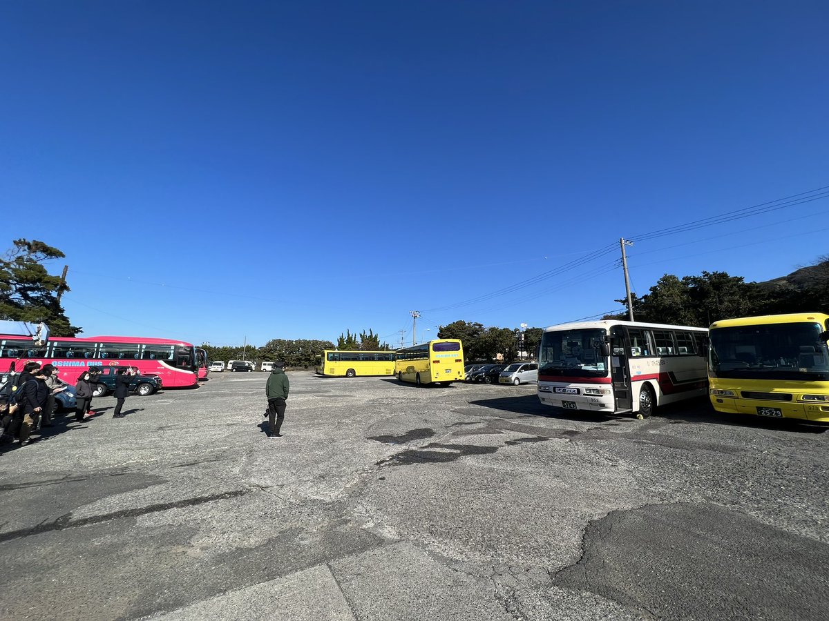 OshimaBus's tweet photo. 中の人は車庫のみ合流させていただきましたが
大島バスの専属ガイドが952ツアーに同行していたので楽しんで頂けたかと思います。
天気も良く撮影日和でした🚌
#大島バス #伊豆大島 #MS815N #MS829 #バスウェイ #バス https://t.co/S2kYv9Vyxw