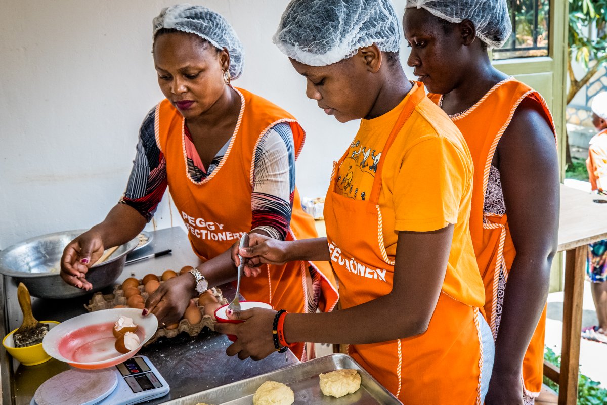 On this International Volunteer Day 2021 we recognize the commitment of volunteers, also our PUM volunteers. Through this link lnkd.in/dAxw-hMN you find a story of #femaleentrepreneurship and a great recipe. Share your recipe with us using this link! #IVD2021 #VolunteerNow