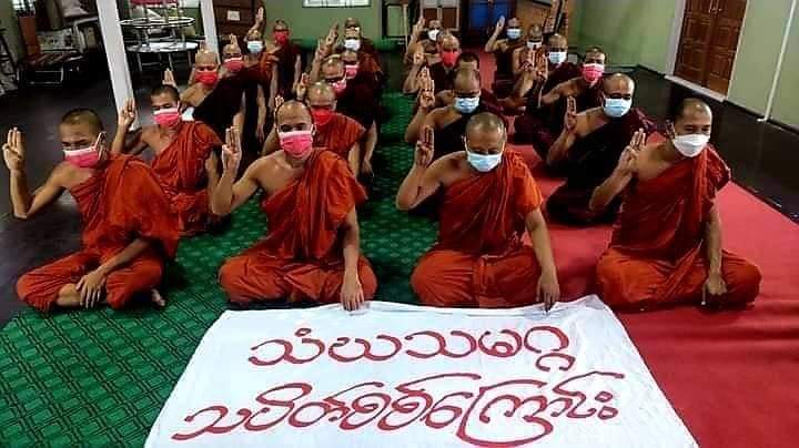 ActivistLittle's tweet photo. Anti-coup revolutionary domestic strike by Mandalay's Monks Union as a daily basis. 🪧

#Dec5Coup #HelpMyanmarIDPs #WhatsHappeningInMyanmar https://t.co/SZwl6uMDcw