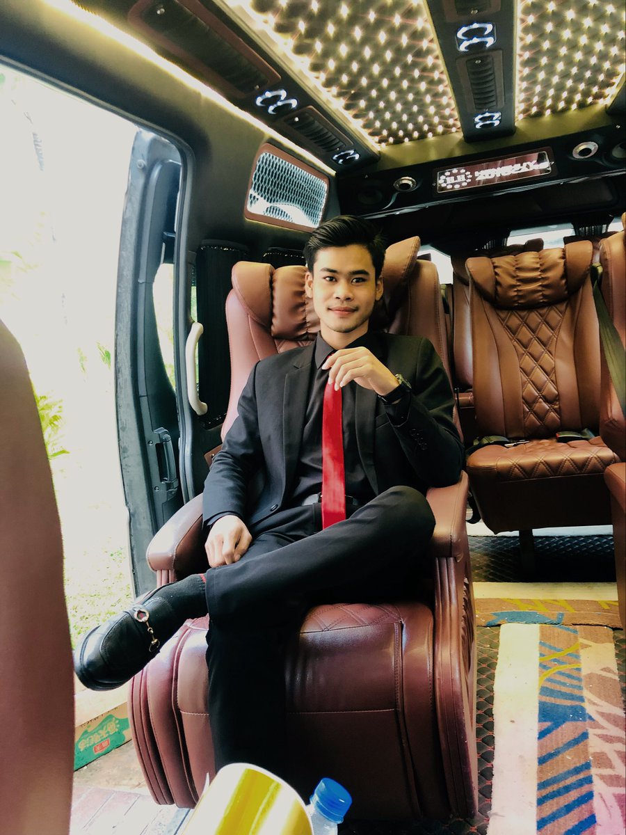 Long87962347's tweet photo. ដល់ថ្ងៃចូលធ្វើការវិញហើយ ខ្ជិលខ្លាំងណាស់😔💙 https://t.co/0q9rDSnmfM