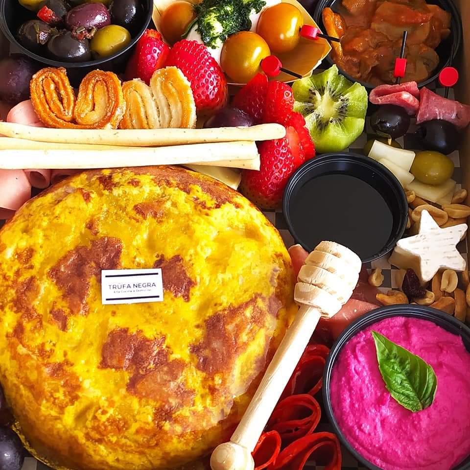 pataliali's tweet photo. Hoy estoy en modo creativo😎
Organizando las Cajas Gourmet para regalo acá  💙
@trufanegrabox llegó a Madrid!!!
Gracias a todos los que siempre han confiado en mi
Regalos personalizados
Regalos Gourmet
Tablas de queso perfectas
Tienes alguien que quieras enviarle un regalo único? https://t.co/dENqENQyyI