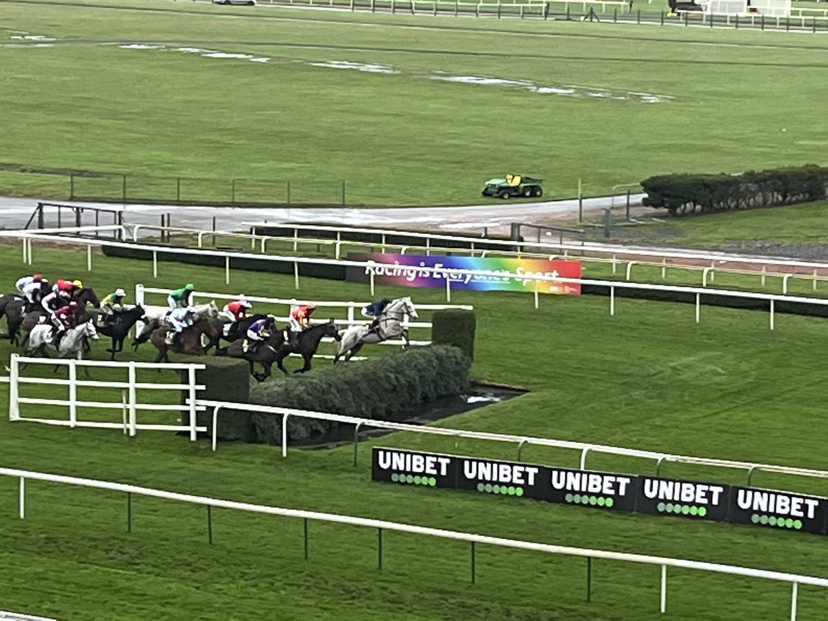 Moss1977's tweet photo. What a great day @AintreeRaces what a fabulous win Snow Leopardess 🤩👏🏻@CharlieLongsdon @AidanColeman https://t.co/AbDS1tKT39