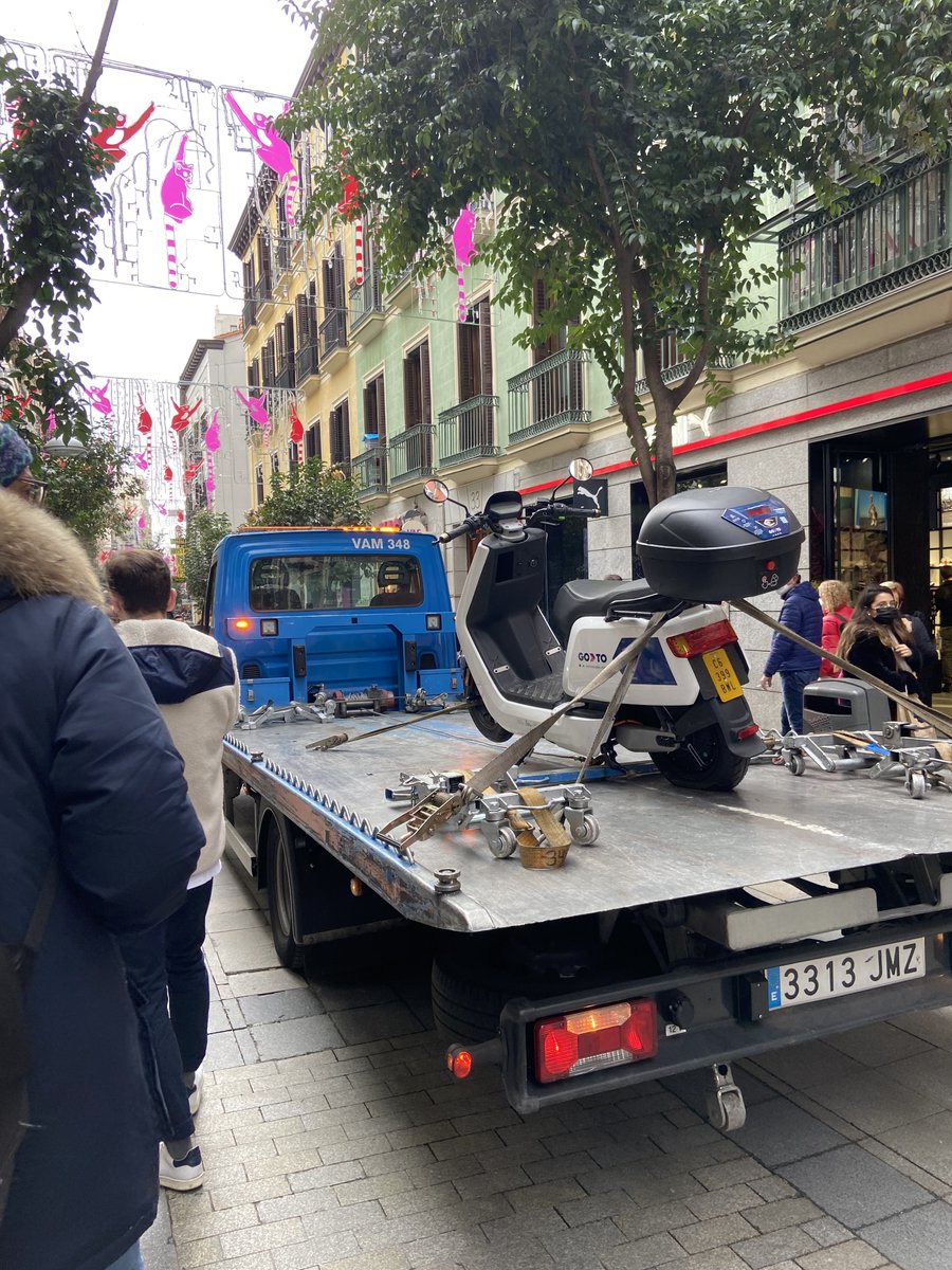 MCiudadsinley's tweet photo. Primera vez en la vida q veo a una grúa llevarse una moto de alquiler… por algo se empieza, si lo hicieran más, estas empresas empezarían a multar a los usuarios que aparcan donde les da la gana. @es_goto #ecooltra #acciona a ver si hacéis algo para controlar a vuestros usuarios https://t.co/kNpdYRl0bg