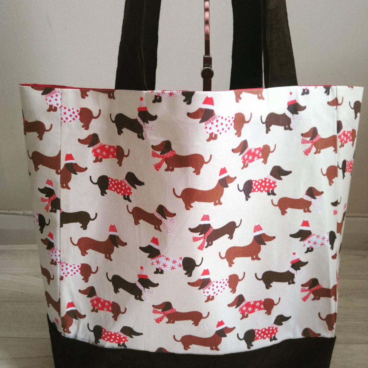 sewmorethanbags's tweet photo. Morning, how cute are these lovely Christmas sausage dogs! 🎄 🐶 🐕 
 https://t.co/FJBA1VRKdR

#UKGiftAM #UKGiftHour #Christmas #Christmas2021 #MHHSBD #shopindie #giftideas #gifts #handmade #gift https://t.co/MGpEinKizn