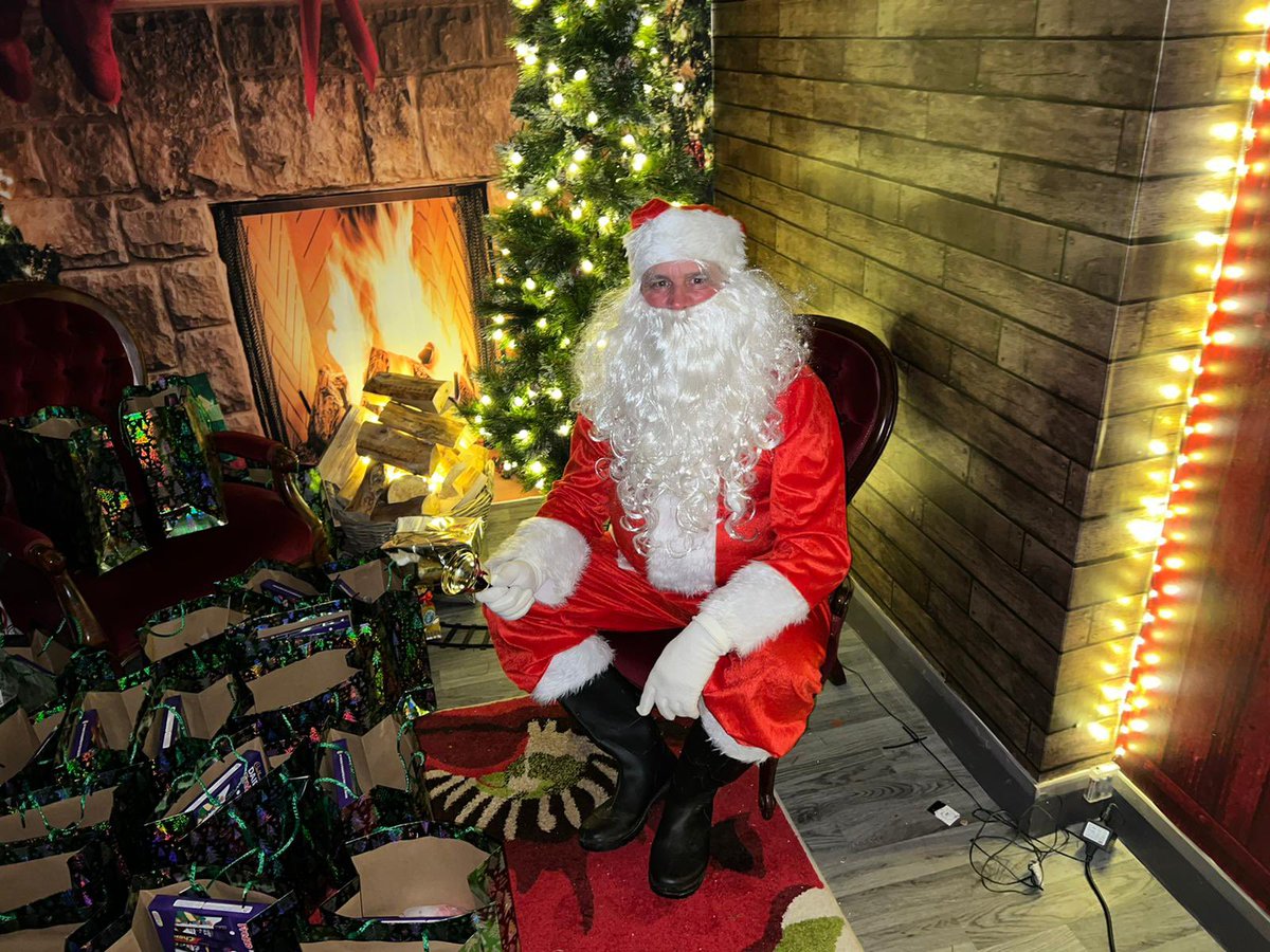 StevePrescott1's tweet photo. Quite possibly the only Rugby League game on today with a plethora of #RLLegends raising funds for @TommyMak21 testimonial &amp; @SPFCHARITY kick off 1400 loads goin on for all the family #XmasMarkets #SantasGrotto #livemusic #donkeyDeers #fairgroundrides @ruskinsthelens https://t.co/GtR6qycWWm