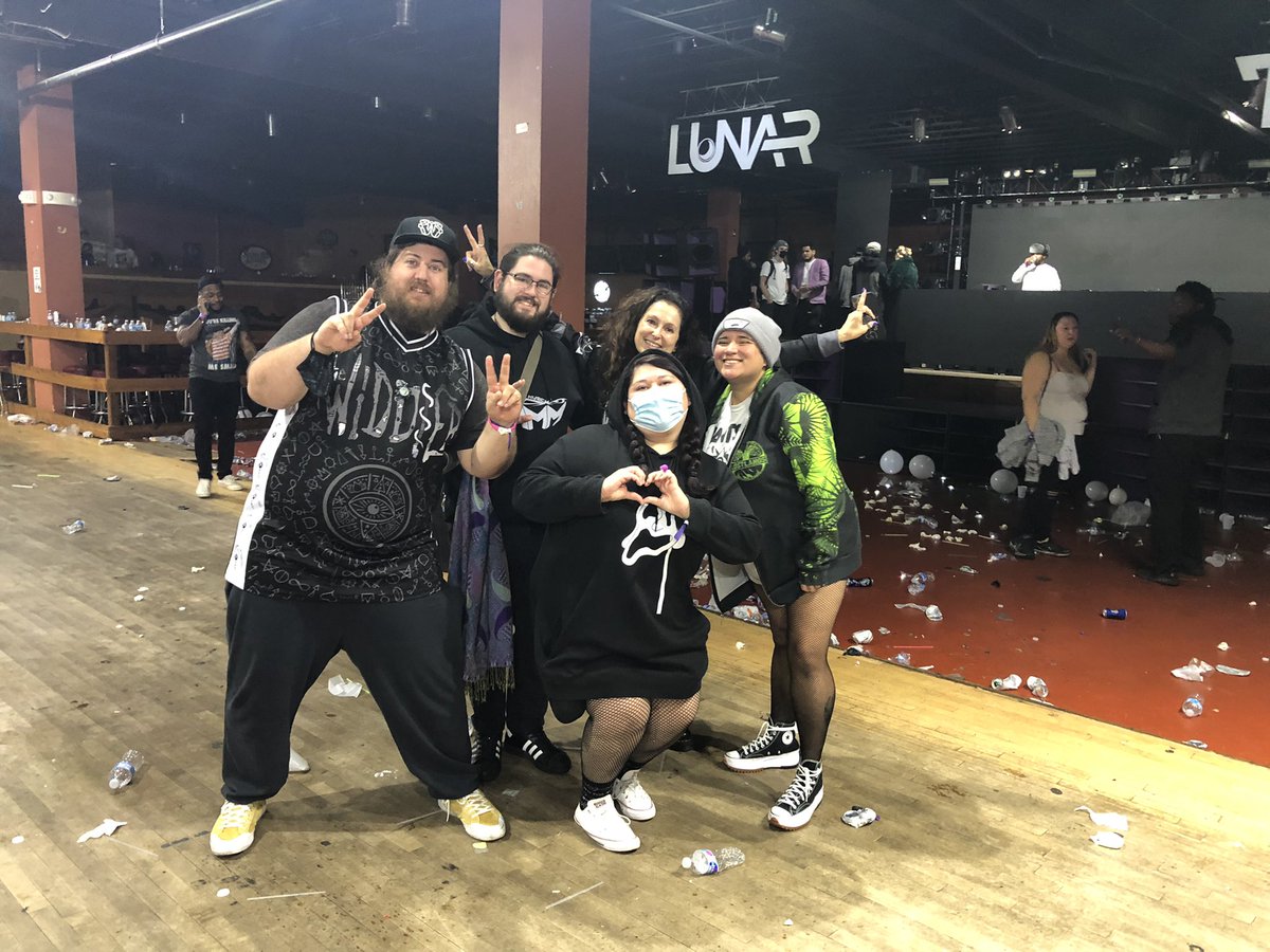 johnMontoni's tweet image. Meeting great was a insane way to cap this unforgivable night!!! @gjonesbass with the fam!!!