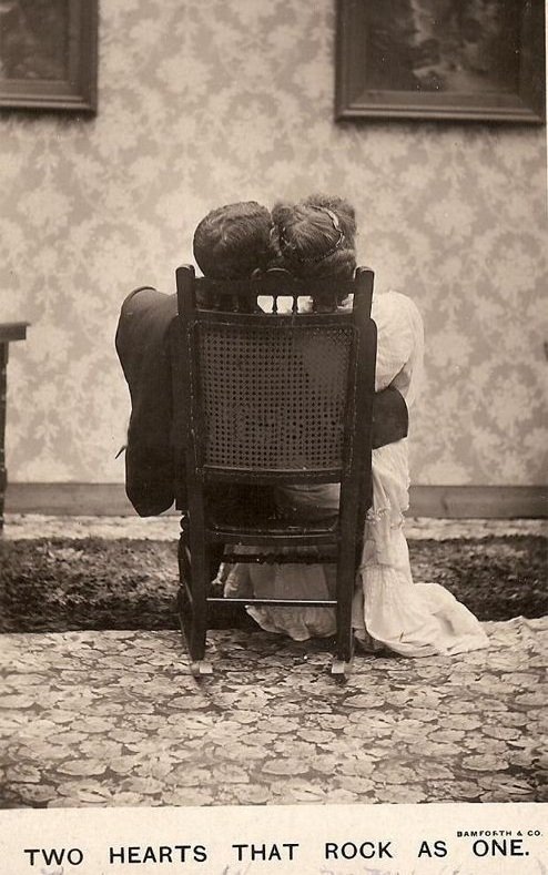 “Non si vuole piacere al mondo ma essere amati da chi si ama, tanto amati da riconoscersi veri, esistenti, reali.”
📖-->Villette
(Charlotte Brontë)

#ConIlBiancoENero #CasaLettori 
<a href="/CasaLettori/">Casa Lettori</a>