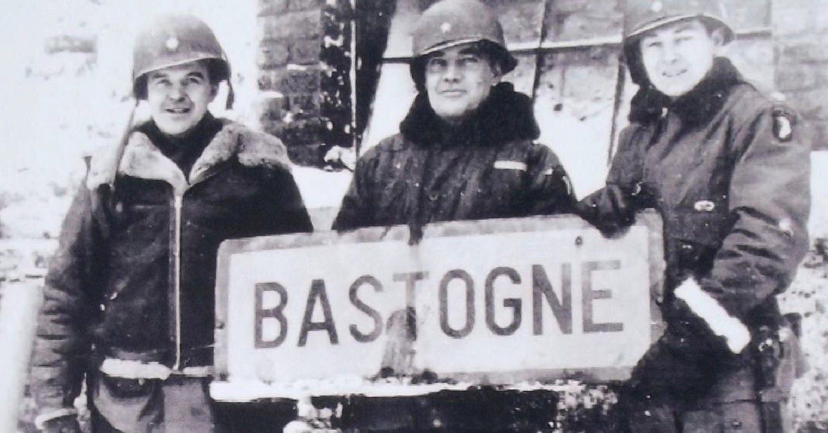 santangelo_s's tweet photo. Col. #EdwardShames, the last surviving officer of the historic #WorldWarII #parachuteinfantry unit of the #USArmy known as #EasynCompany, died Friday at the age of 99 via @CNN @guidoolimpio @RBMStudio1 @RMasini_WLOG @Svagaia #BandofBrothers #ScreamingEagle #Bastogne #MarketGarden https://t.co/3b8gNrCXbc