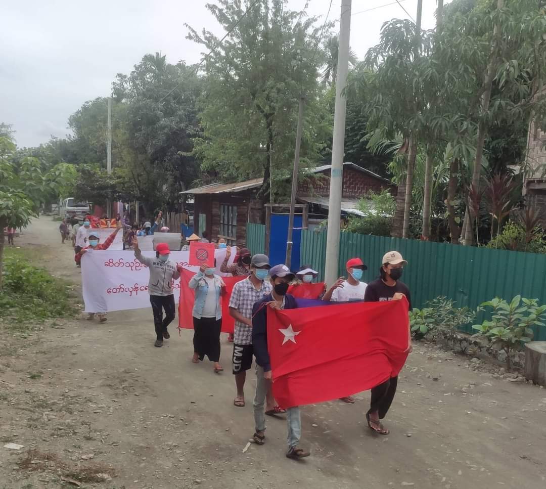 LeeDam_3's tweet photo. People in #Kale Tsp marched to demand the end of the dictatorship and the establishment of a federal democracy.
#HelpMyanmarIDPs
#Dec5Coup 
#WhatsHappeningInMyanmar https://t.co/apEmYBLuJr