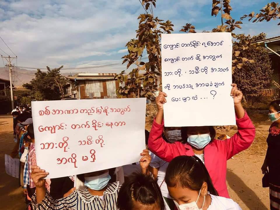 YuyaSan01's tweet photo. Mass strike marched by students and residents in Hpakant town continued to take onto the streets and protested against military slavery education today(Dec5).They don't want to study under brutal. #Dec5Coup #WhatsHappeningInMyanmar https://t.co/p8HYJU9hAR