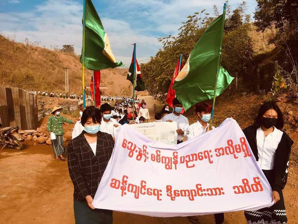 YuyaSan01's tweet photo. Mass strike marched by students and residents in Hpakant town continued to take onto the streets and protested against military slavery education today(Dec5).They don't want to study under brutal. #Dec5Coup #WhatsHappeningInMyanmar https://t.co/p8HYJU9hAR
