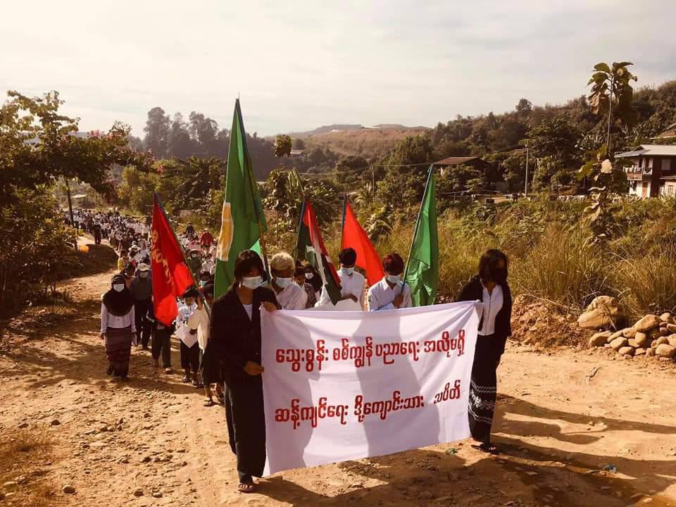 YuyaSan01's tweet photo. Mass strike marched by students and residents in Hpakant town continued to take onto the streets and protested against military slavery education today(Dec5).They don't want to study under brutal. #Dec5Coup #WhatsHappeningInMyanmar https://t.co/p8HYJU9hAR