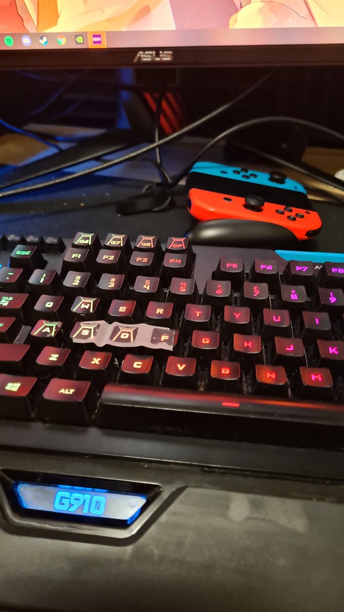 KSpeshall's tweet photo. @PurpleT_Twitch My keys are broken so I tapped them down and its very clean as you can see 😎 https://t.co/SFxBJV0x6X