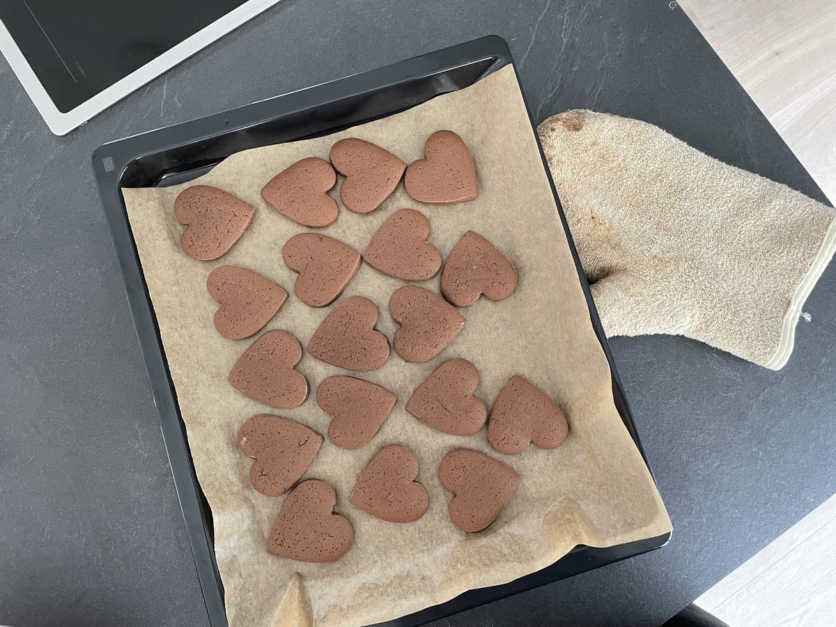 KruegerMaike's tweet photo. Lebkuchen in the making…🧑🏼🎄 #TagdesKekses https://t.co/4EEX3QeYPi