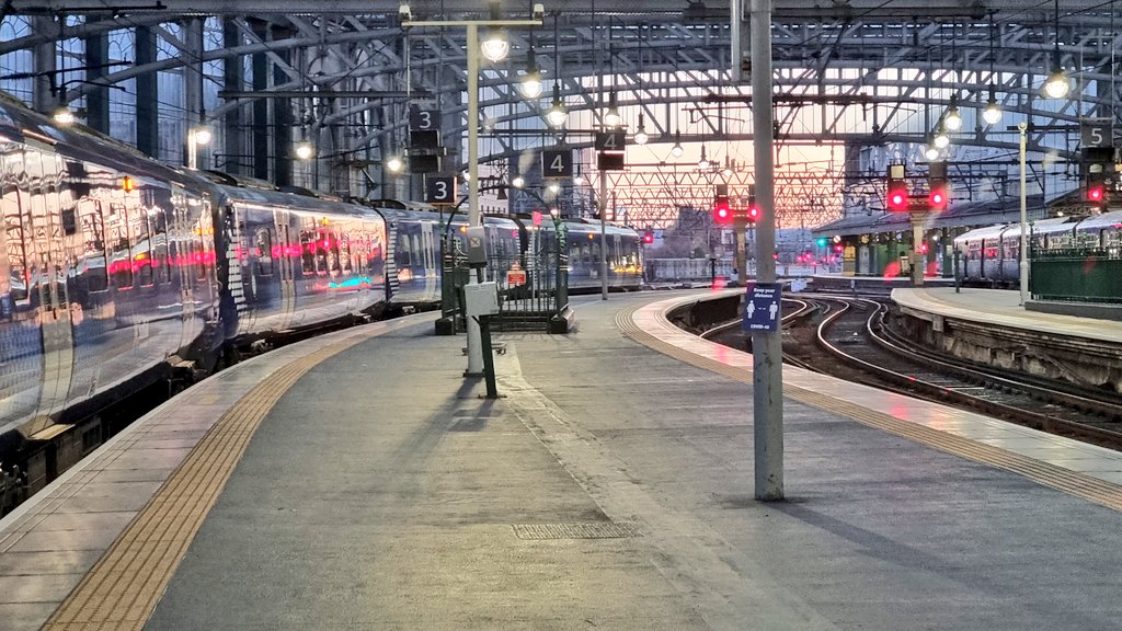 Tonight's episode of @BBCScotland's 'Inside Central Station @ 9pm will highlight the very important partnership we have with our railway partners to help reduce suicide on our railways. Do make sure to tune in. @NetworkRailGLC @NetworkRailSCOT @Sams_Scotland #TalkingSavesLives 💚