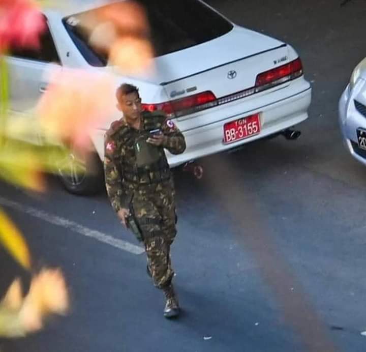 After Terrorists violently Cracked down a protest &amp; Brutally Killed at least 4 ppl, Terrorists Blocked near Panpingyi Road,#Kyimyindaing Tsp,#Yangon,Tried to Abduct civilians who photographed terrorists' brutalities.
#Dec5Coup
#WhatsHappeningInMyanmar 
#HelpMyanmarIDPs