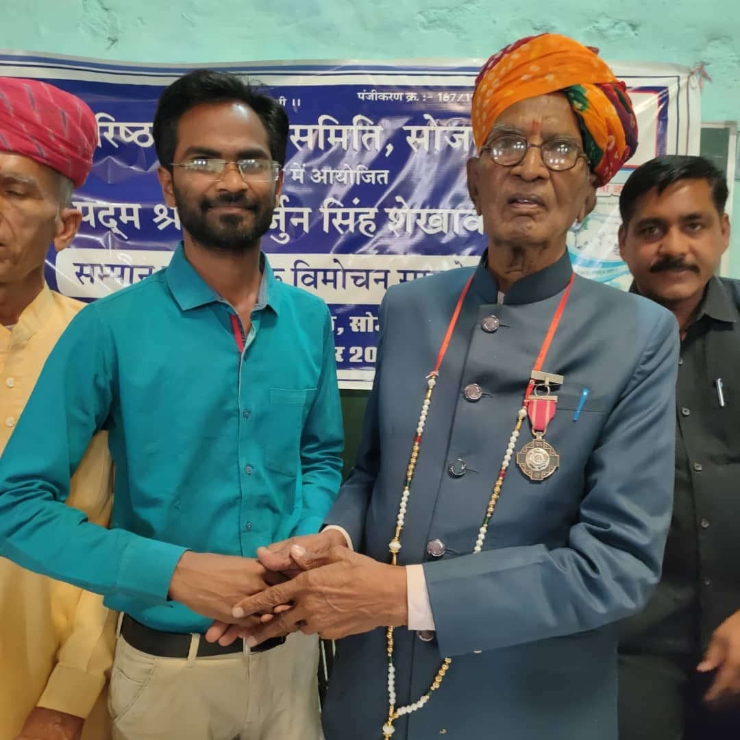 deesoo_in's tweet photo. पदमश्री शेखावत साहब से मिलने का अनुभव वाकई शानदार रहा ।
 शेखावत साहब राजस्थानी भाषा संस्कृति और आदिवासी संस्कृति के लिए अपने आप में खजाना है आपके विचार, वार्तालाप और अनुभव ने हमें बहुत कम समय में बहुत कुछ दे दिया आपको मिले इस पुरस्कार के लिए शुभकामनाएं और बधाई । https://t.co/y0YMcStix0