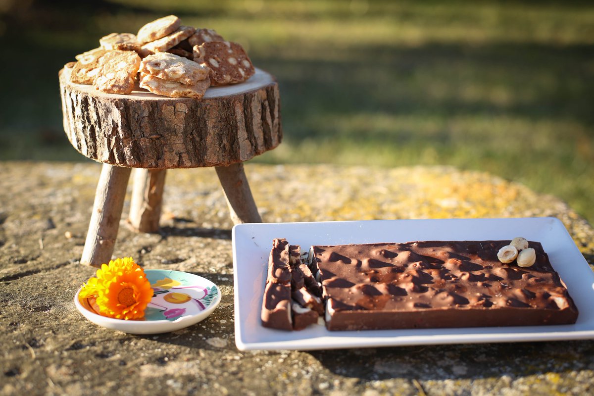 🍫El torró de praliné d'avellana amb avellanes senceres, i les galetes d'avellanes a la sal de Cal Parra (Olost) són 2 productes que trobareu als LOTS DE NADAL de #Lluçanès a Taula🎁🎁🎄

- Lot Lluçanès Serè -28€
- Lot Lluçanès a Taula - 50€

 ➡️comprallucanes.cat