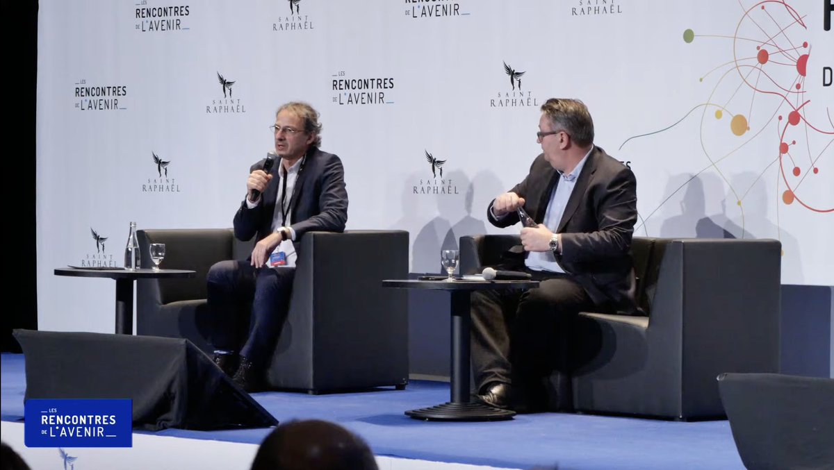 Face au bazar de l'information "il faut comprendre l'extrême tentation de faire appel à des représentations simples. Le complotisme est un formidable scénario qui permet de tout expliquer à moindre coût." <a href="/phtavoillot/">Tavoillot</a> #Ravenir21