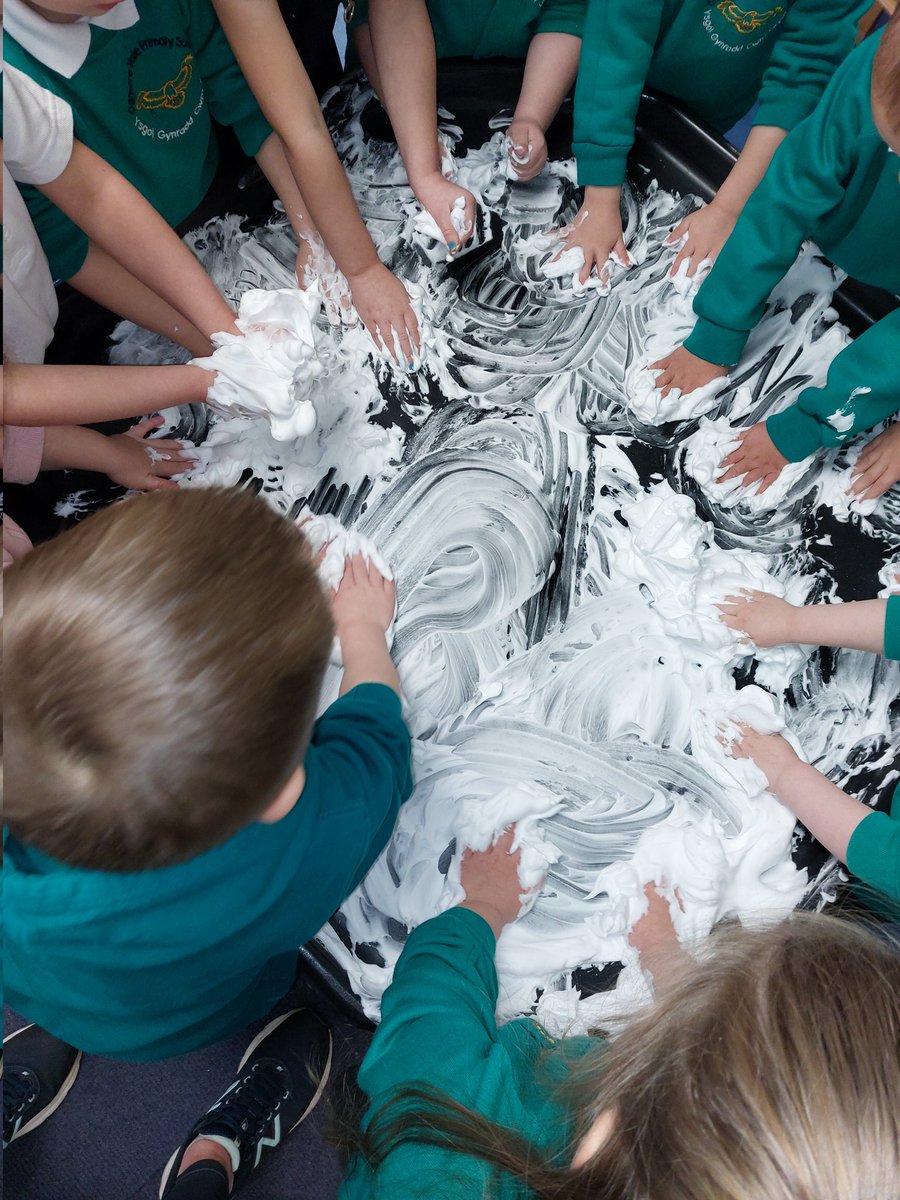 Ovps_nursery's tweet photo. We've had lots of fun during my first week as the new nursery teacher. Including a trip to see 🎅 Looking forward to another busy week😁#ovway @OgmoreP https://t.co/2DEaYG6mLU