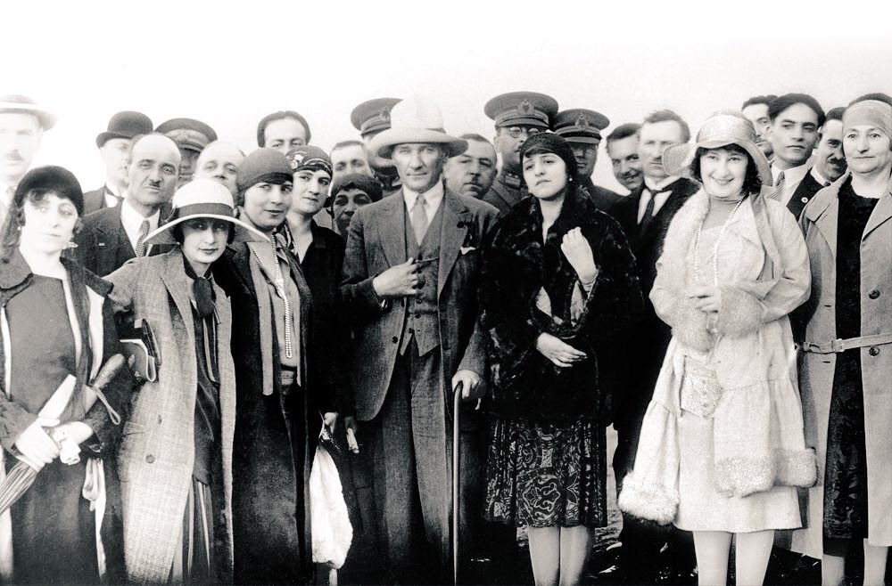 "Şuna inanmak lazımdır ki yeryüzünde gördüğünüz her şey kadının eseridir...!

Mustafa Kemal ATATÜRK
#5AralıkDünyaKadınHaklarıGünü