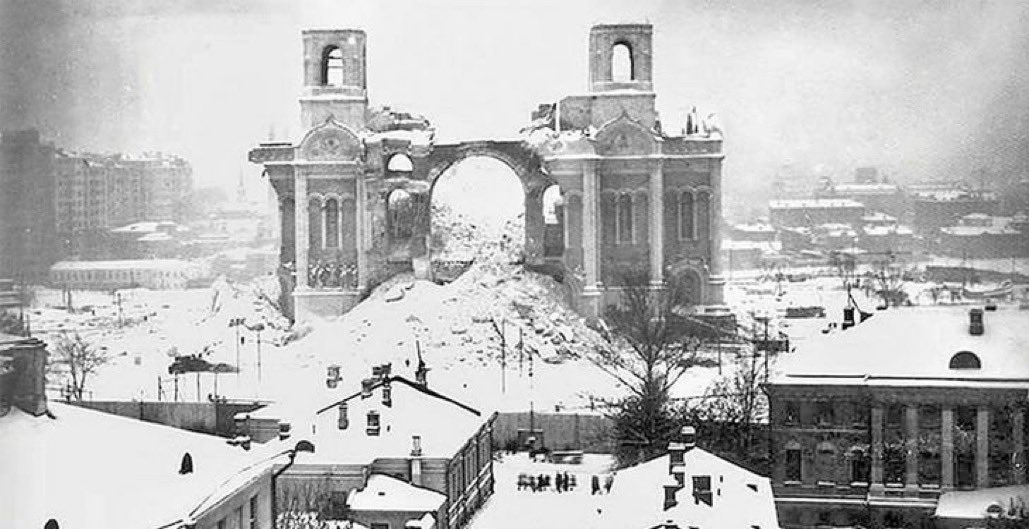 EmbajadaRusaES's tweet photo. #TalDiaComoHoy, el 5 de diciembre de 1931, hace 90 años, volaron la Catedral de Cristo Salvador en Moscú, un monumento a los soldados del Ejército Imperial Ruso que murieron en la guerra con Napoleón.

🙏🏼 La iglesia fue reconstruida y volvió a ser consagrada en el año 2000. https://t.co/HnhJAF5Ccw