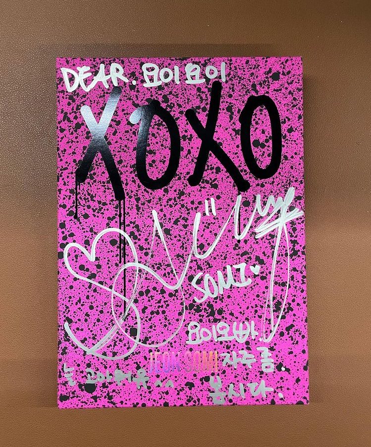 BLACKLABEL_only's tweet photo. Yonginchoi got signed physical copies of XOXO and Dumb Dumb special CD! from #SOMI
#JEONSOMI #THEBLACKLABEL #TBLfam 🖤 https://t.co/soZahf7LgR