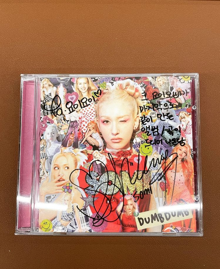 BLACKLABEL_only's tweet photo. Yonginchoi got signed physical copies of XOXO and Dumb Dumb special CD! from #SOMI
#JEONSOMI #THEBLACKLABEL #TBLfam 🖤 https://t.co/soZahf7LgR