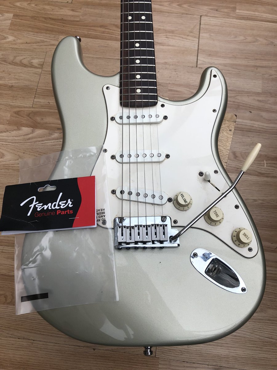 Jfpol's tweet photo. Finally managed to get the broke piece out! And the replacement arrived today! Have a great day everyone! #fixed #fender #guitar https://t.co/wgKXzdzeS7